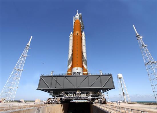 美国计划在2024年进行载人登月，“门户”月球空间站将发挥重要作用，图为美国载人登月项目中用于发射“猎户座”载人飞船的SLS重型运载火箭。